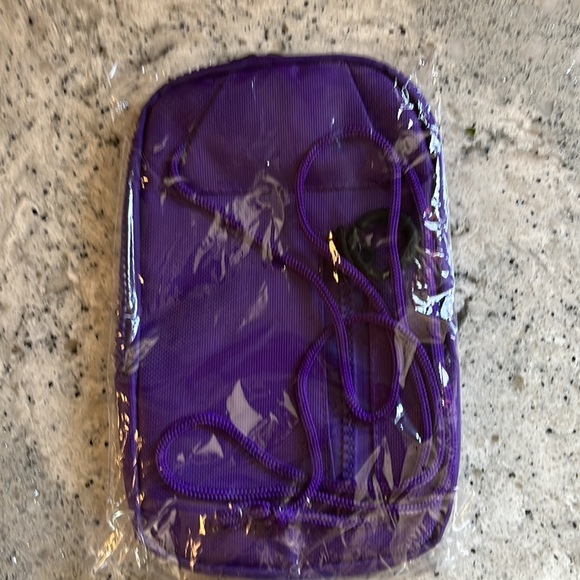 Official 2022 Twitch Con cross body purple bag - Picture 2 of 2